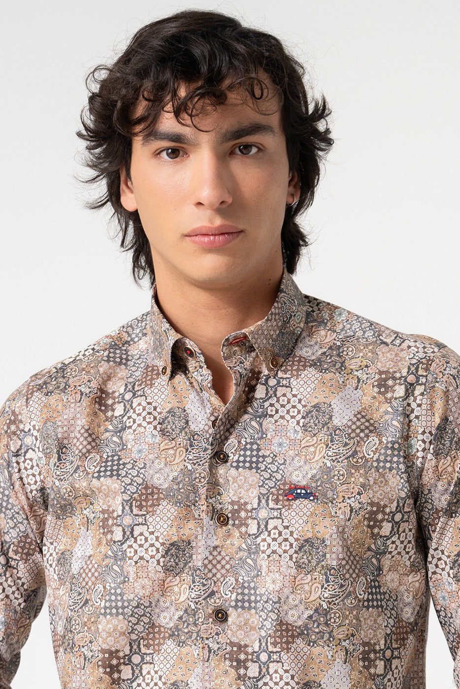 Camisa regular fit estampado patchwork tonos marrones