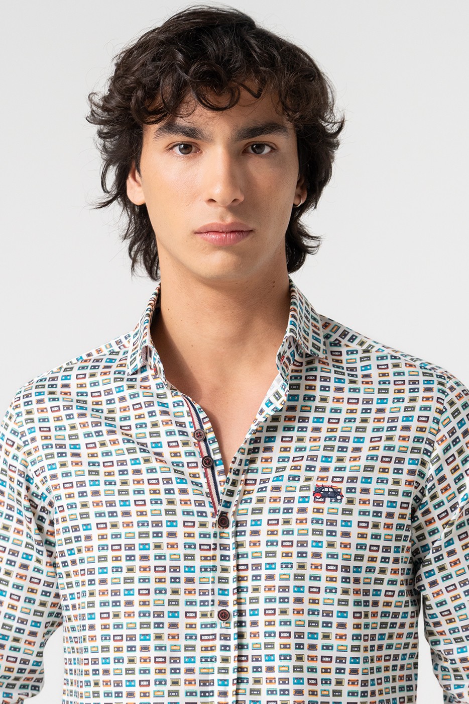 Camisa estampada multicolor casetes fondo blanco