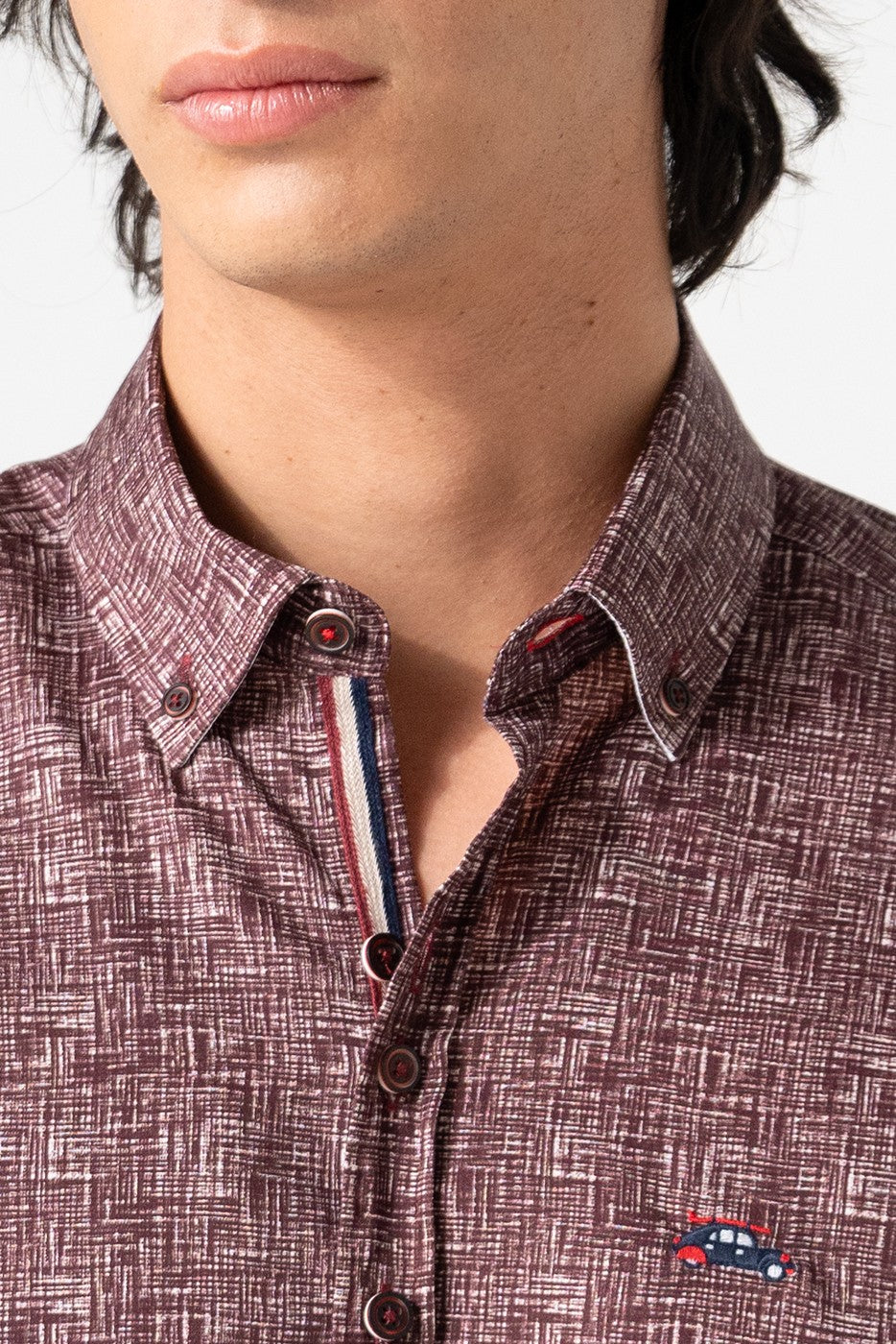 Camisa hombre estampado granate