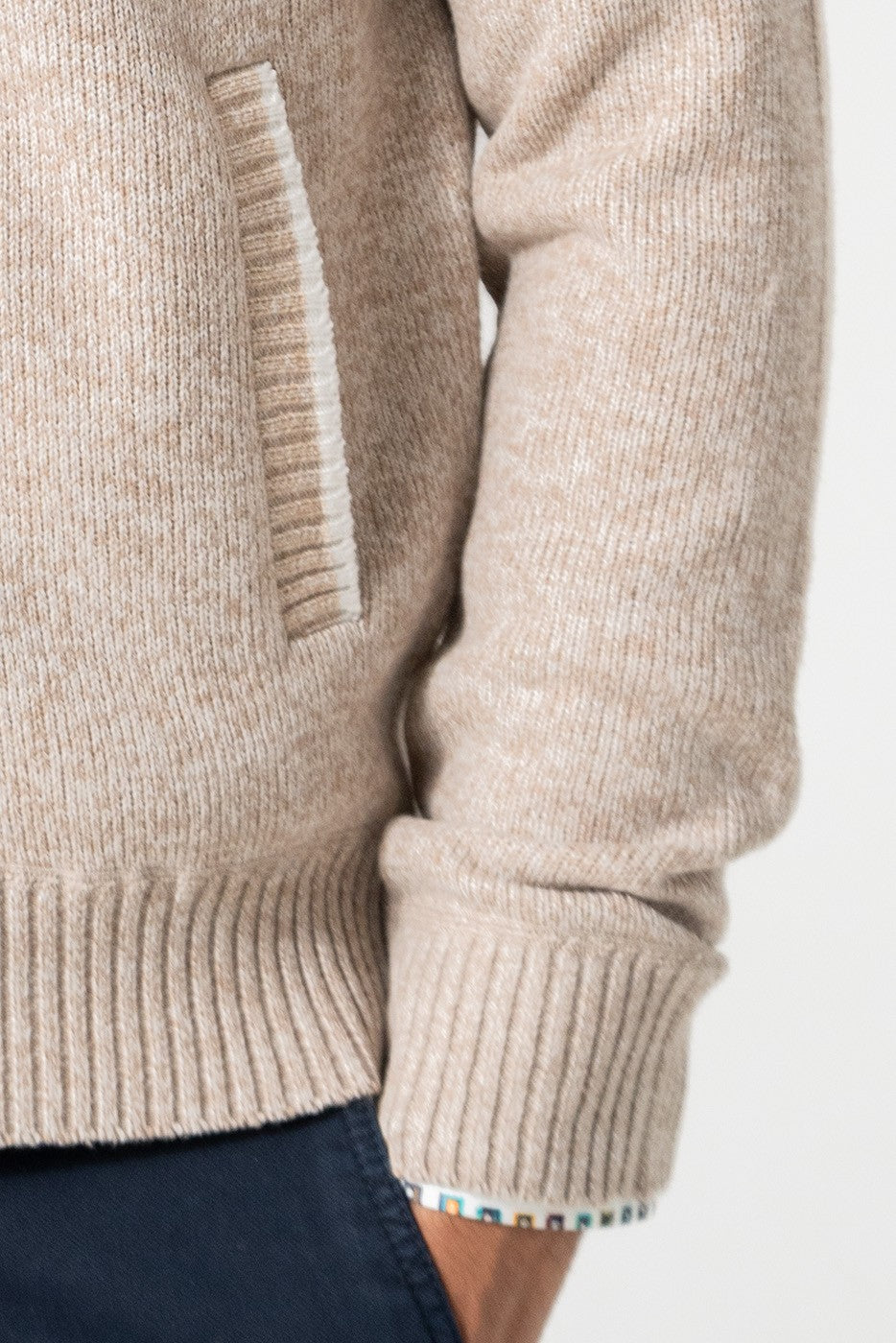 Chaqueta de punto con cremallera y bolsillos beige