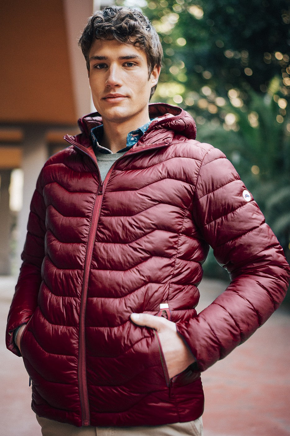 Chaqueta acolchada hombre granate con capucha