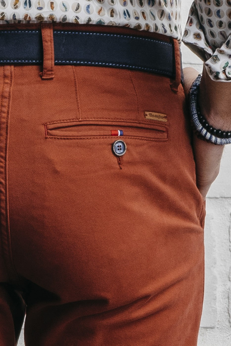 Pantalón chino slim fit color caldera