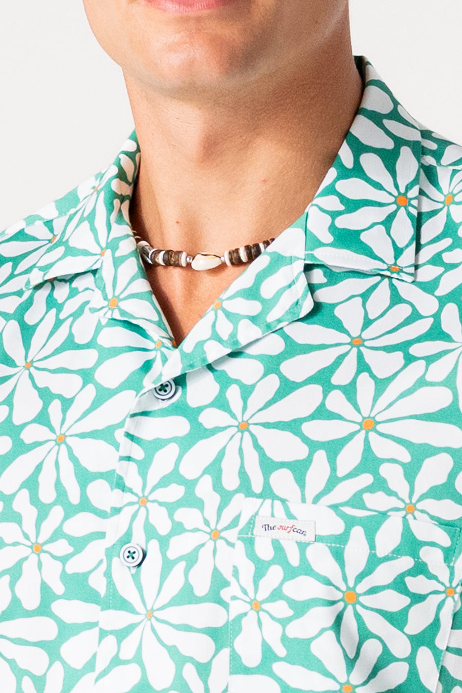 Camisa bowling flores blancas sobre fondo verde