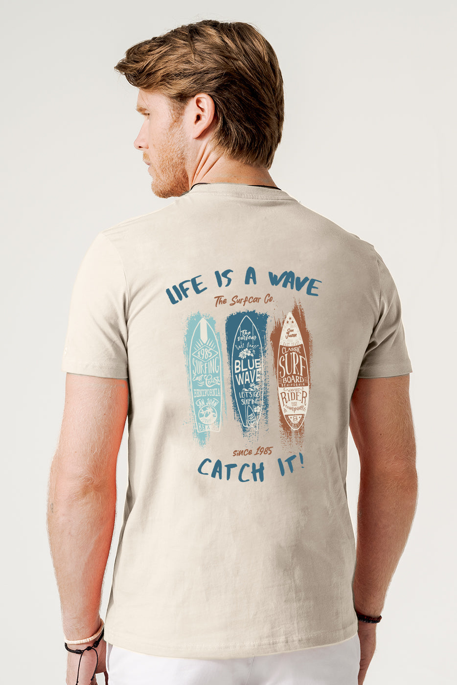 Camiseta hombre beige estampado tablas surf 
