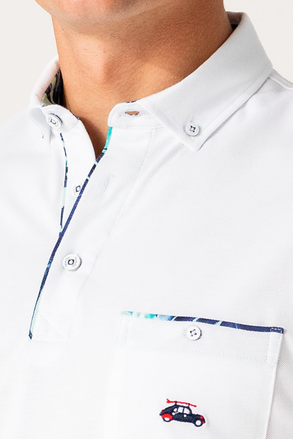 Polo hombre blanco con detalles estampados