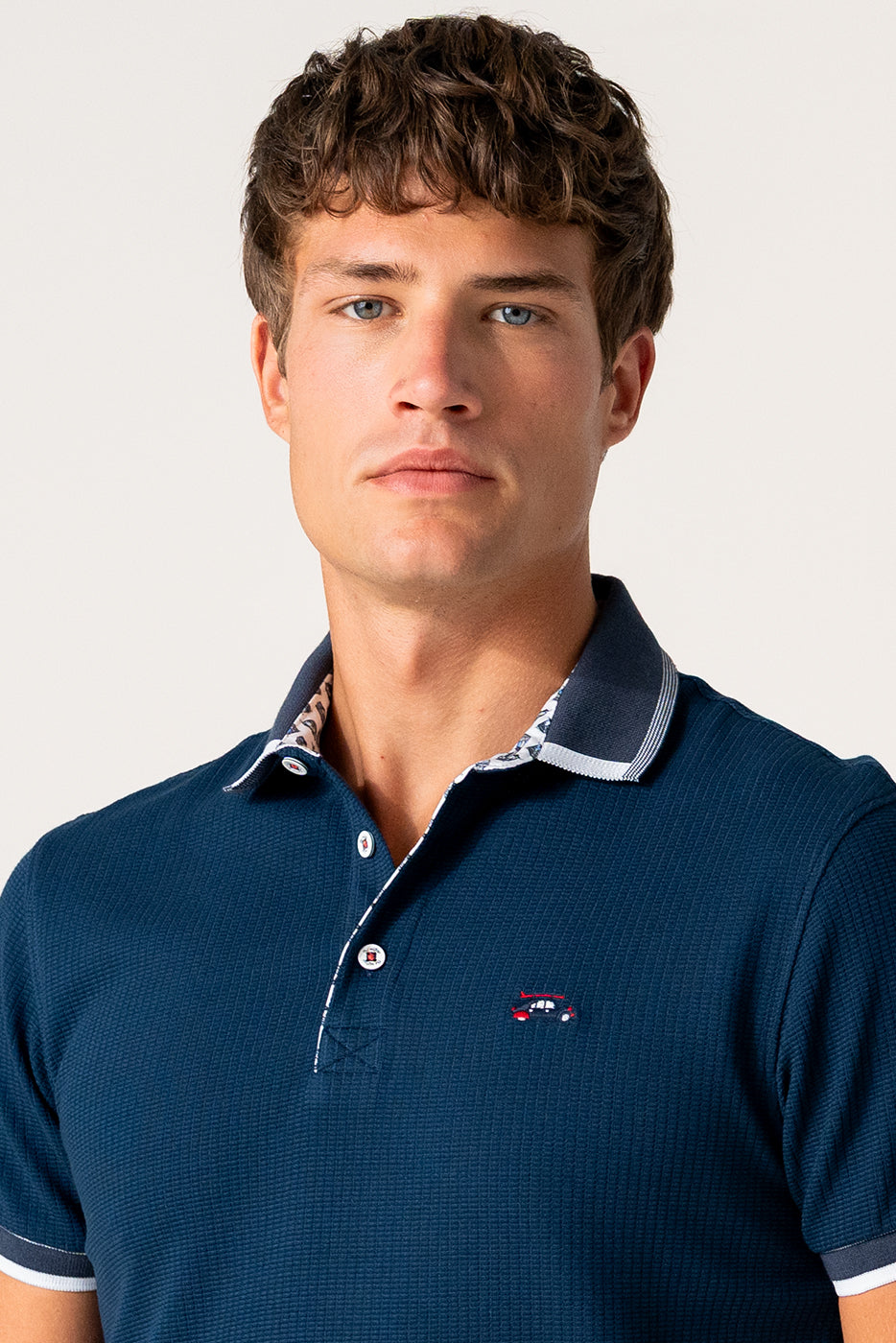 Polo hombre marino con detalles en blanco