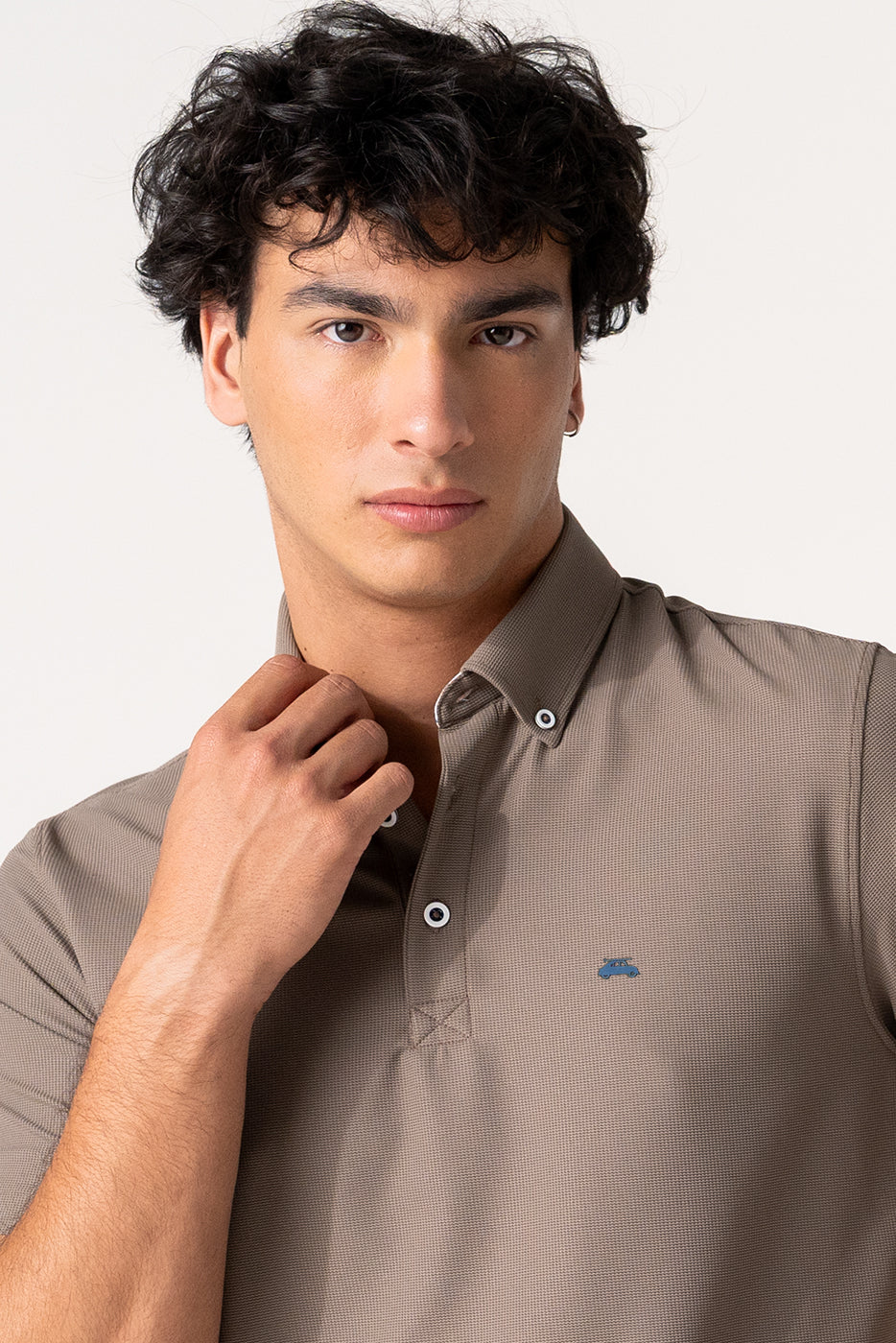 Polo cuello camisero de tejido técnico marrón
