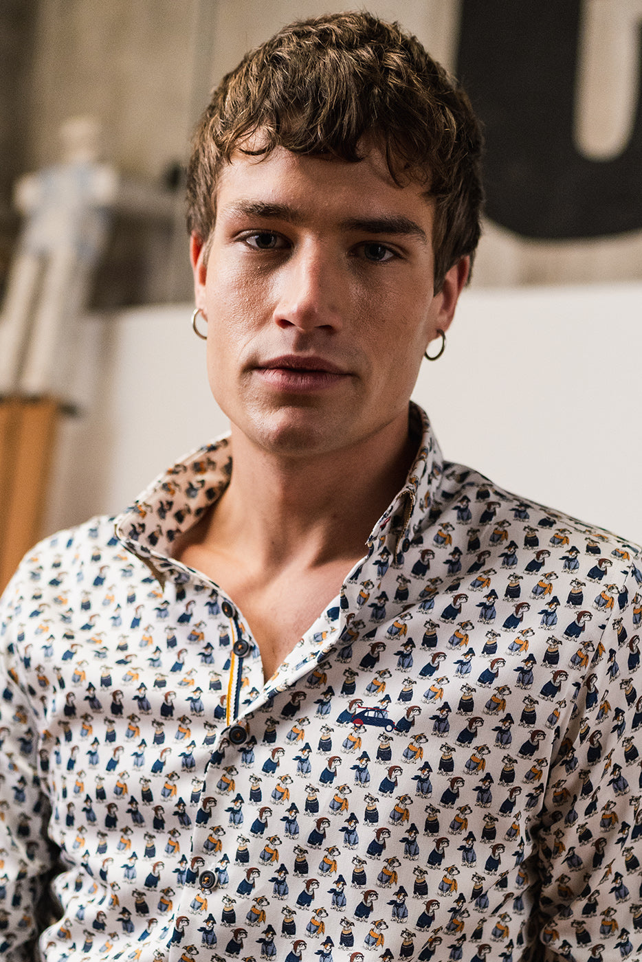 Camisa hombre estampado perritos ilustrados