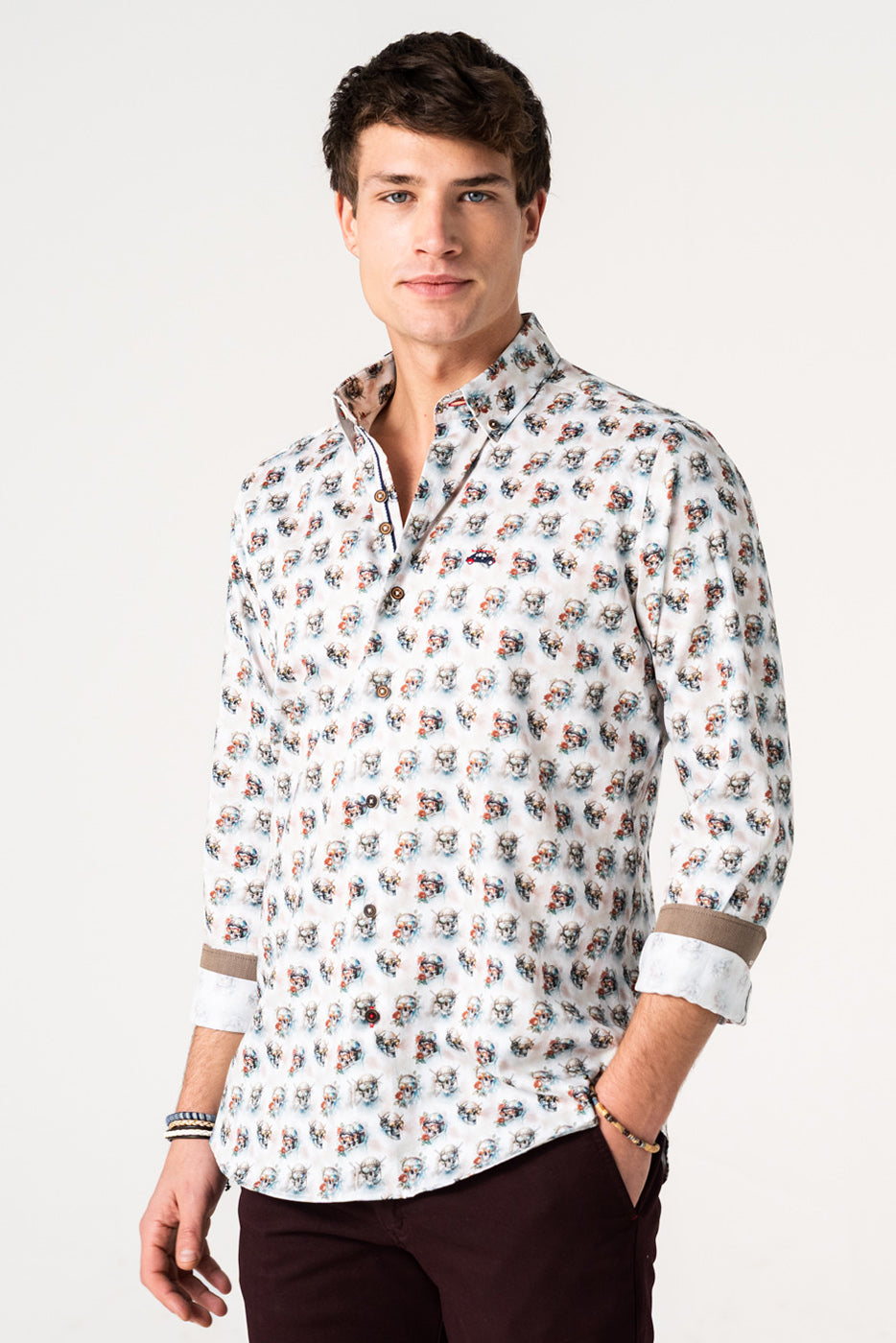 Camisa blanca hombre estampado calaveras mexicanas