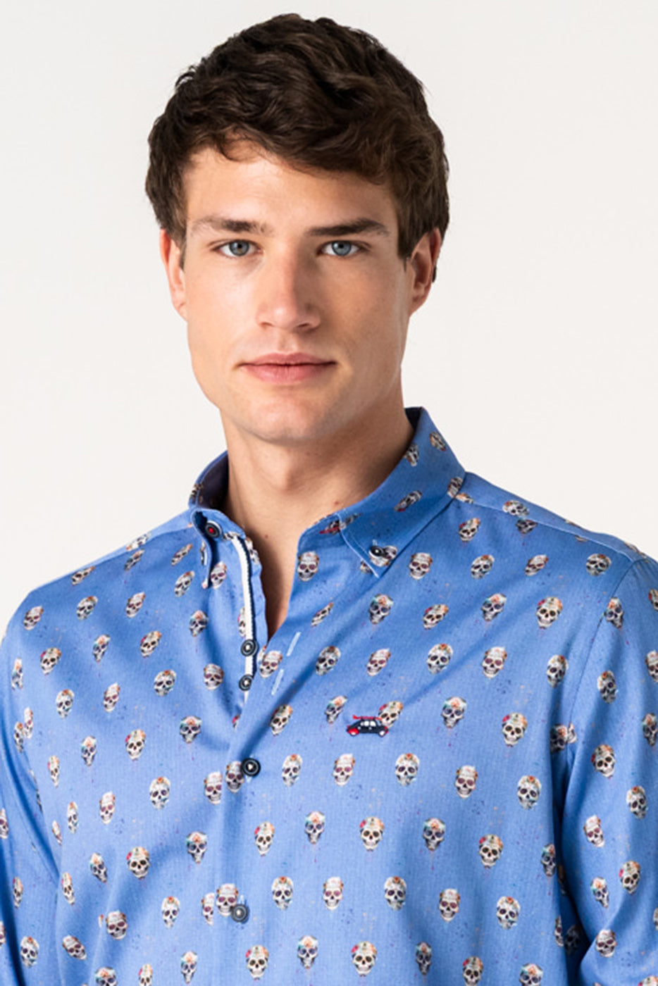 Camisa azul motivos calaveras y flores hombre