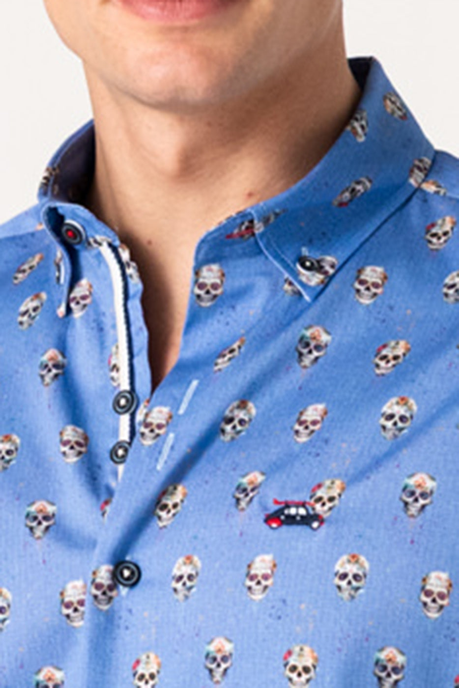 Camisa azul motivos calaveras y flores hombre