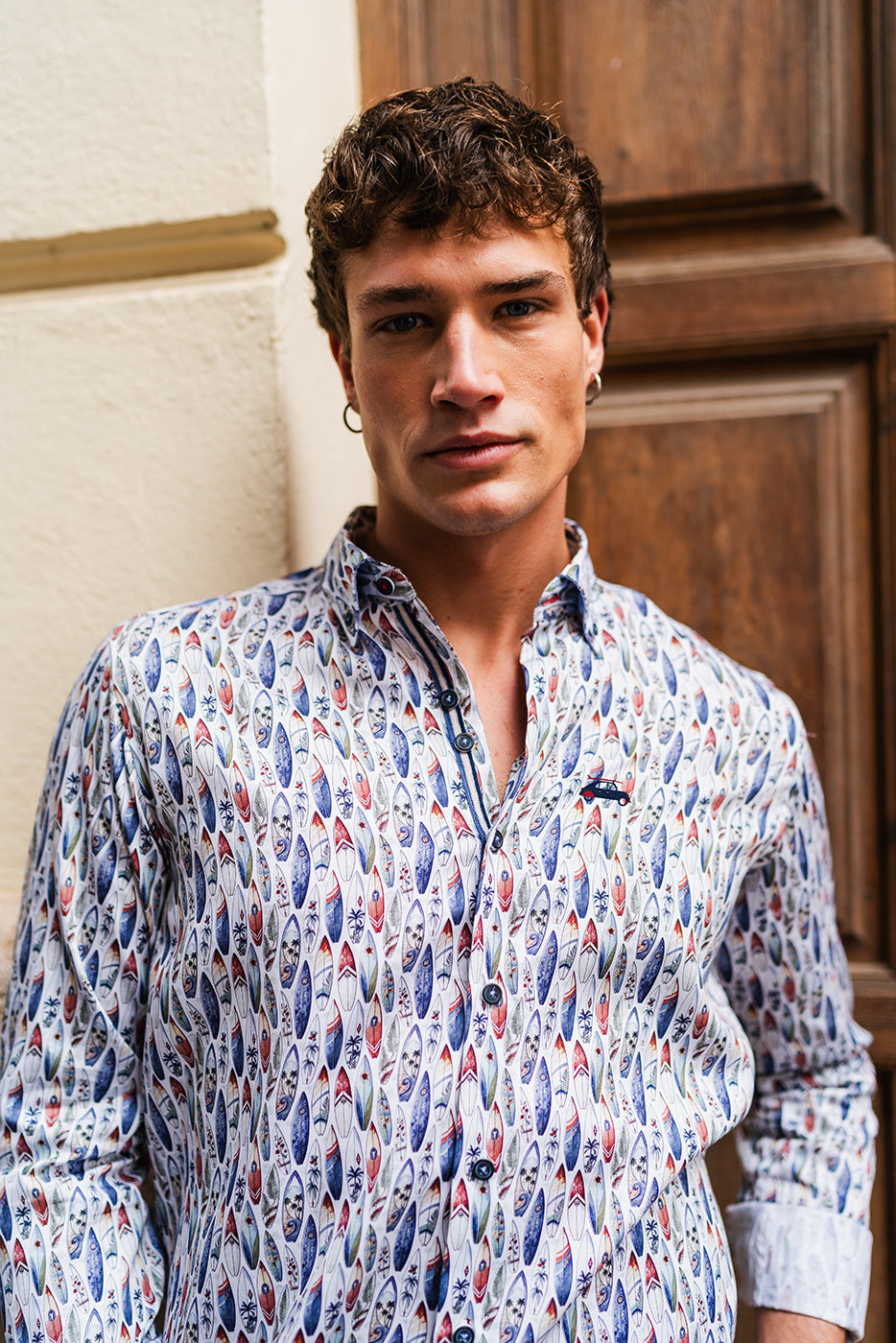 Camisa hombre estampada tablas surferas multicolor