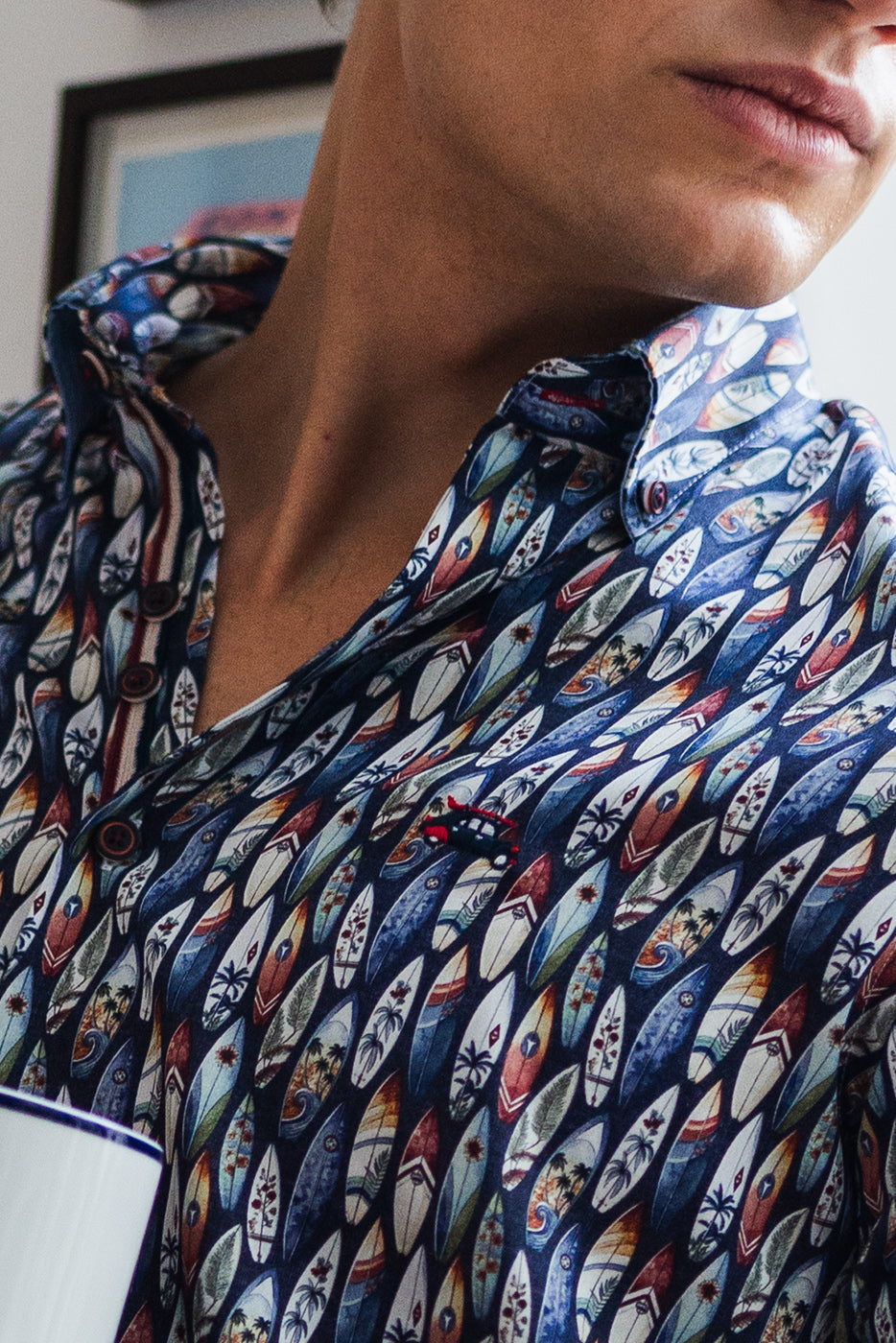 Camisa azul marino estampado tablas de surf hombre