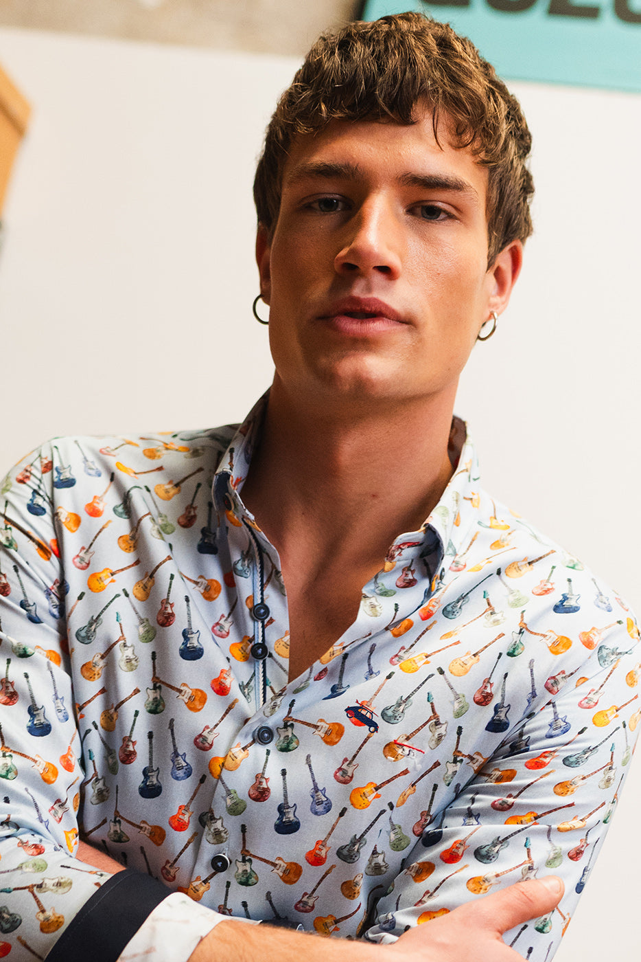 Camisa hombre estampada guitarras
